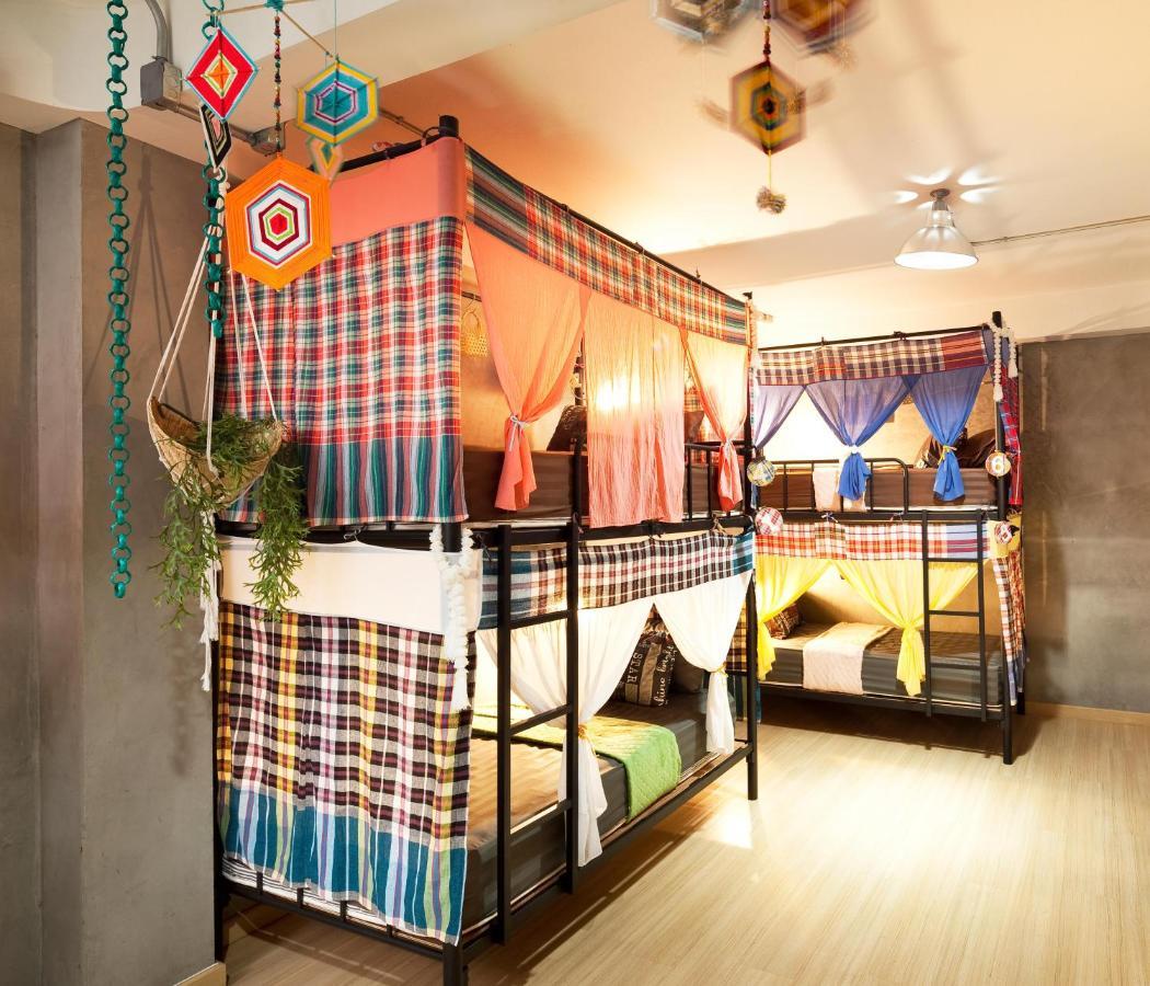 Five Stars Ratchada 19 Hostel Bangkok Bagian luar foto