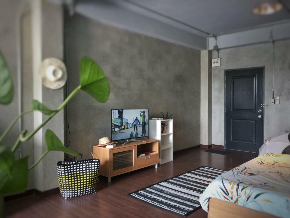 Five Stars Ratchada 19 Hostel Bangkok Bagian luar foto